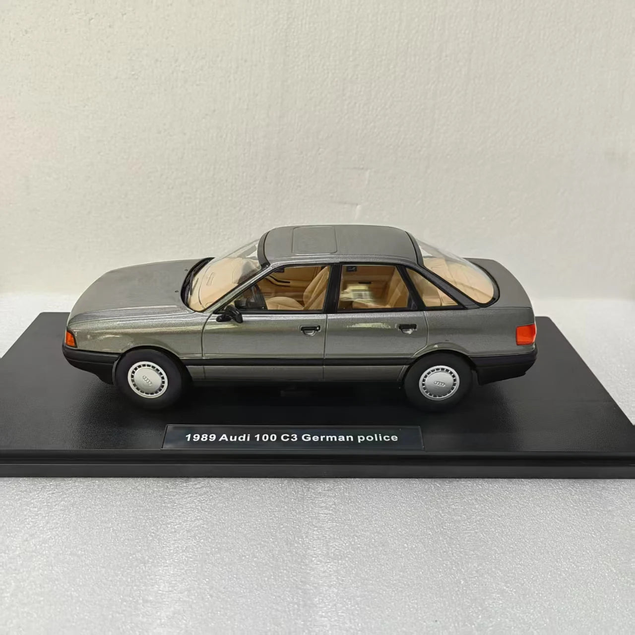 Audi 80 B3  1/18