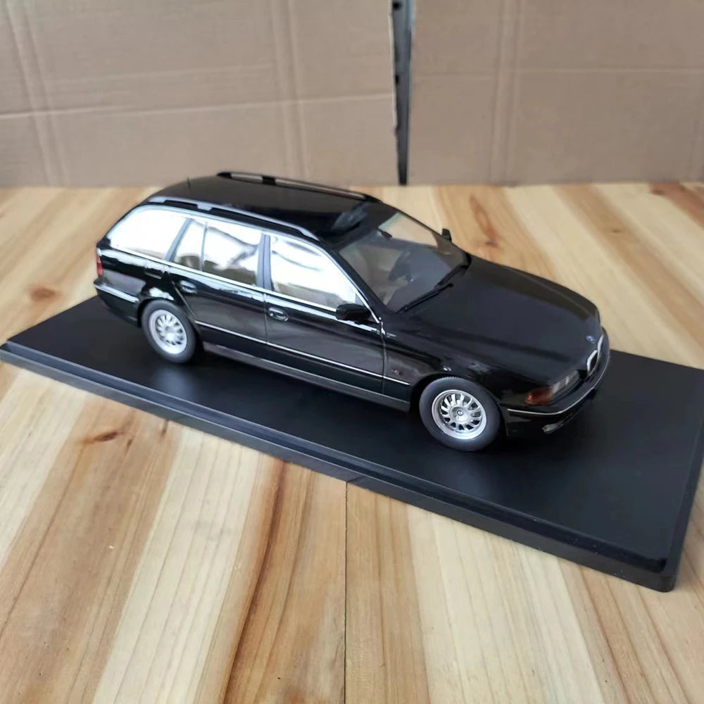 Bmw 520i E39  Touring 1/18