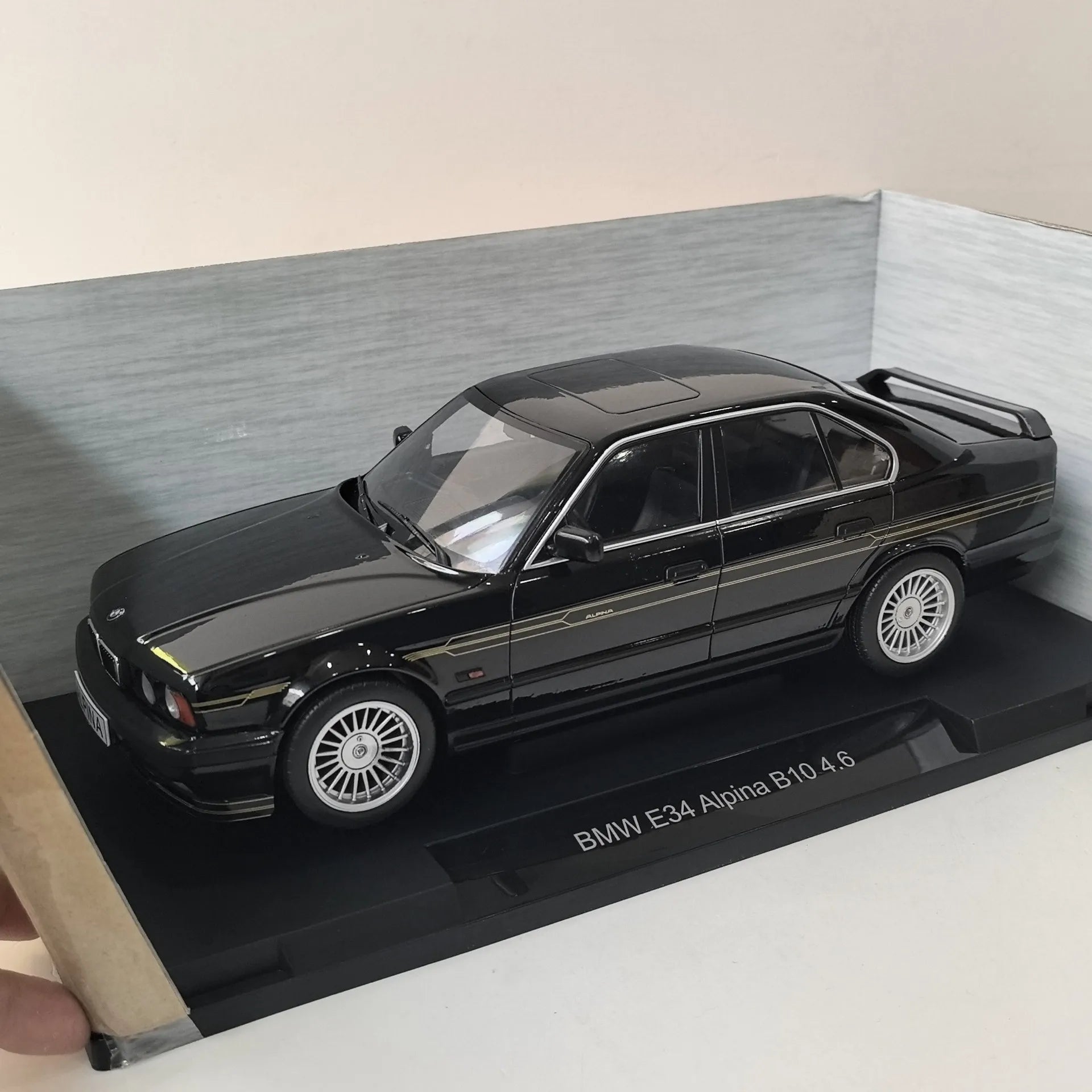 BMW E34 ALPINA B10 4.6 1/18